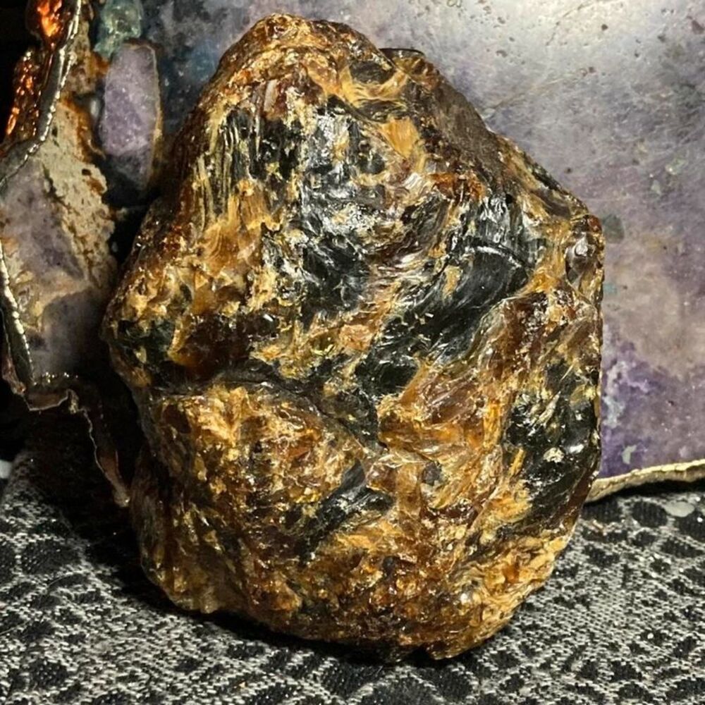 Large self standing dark amber specimen
